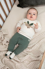 Entzückende Socken von Feetje – das perfekte Accessoire zur beliebten Kollektion Wiggle and Waddle. Mit ihrer angenehmen Materialmischung aus Baumwolle, Polyamid und Elasthan bieten sie Komfort und Langlebigkeit für jeden Tag. Ideal zum Kombinieren mit den trendigen Designs der Kollektion.