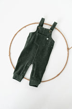 Latzhose samt von Feetje aus der Kollektion Wiggle and Waddle.