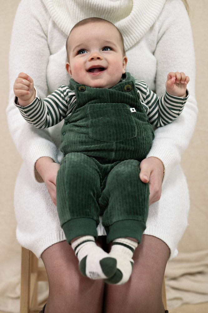 Latzhose samt von Feetje aus der Kollektion Wiggle and Waddle.