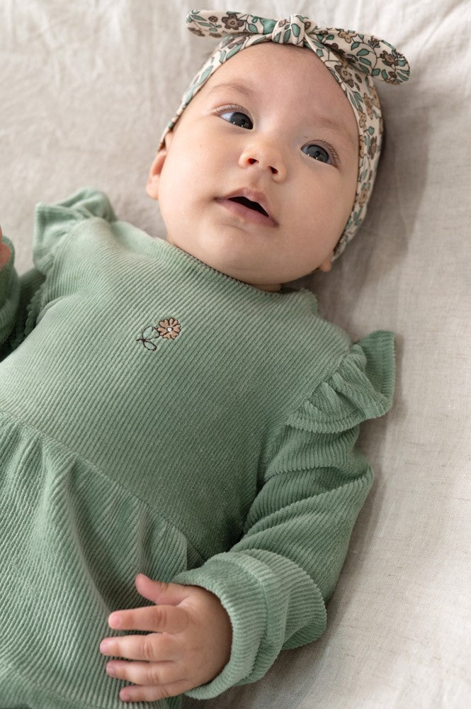 Weiches Samtkleid mit feiner Rippstruktur – perfekt für kleine Fashionistas. Das Lucky Bloombird Kleid von Feetje besticht durch seinen angenehmen Tragekomfort und die hochwertige Velours-Rib-Verarbeitung. Die elastische Mischung aus Baumwolle, Polyester und Elasthan sorgt für optimale Bewegungsfreiheit und Langlebigkeit. Ein zeitloses Lieblingsstück für jeden Tag.