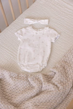 Kurzarm Body mit dezenten Blumenmuster aus der Kollektion Delicate Flower von Feetje.