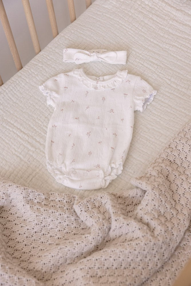 Kurzarm Body mit dezenten Blumenmuster aus der Kollektion Delicate Flower von Feetje.