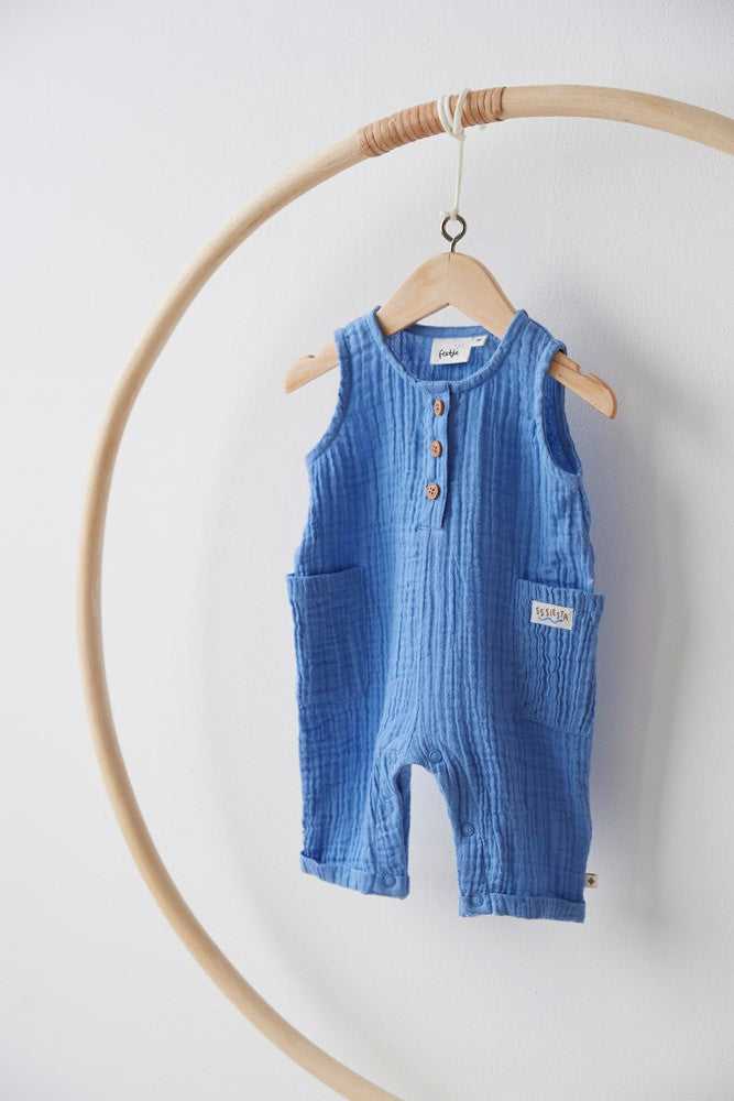 Musselin-Strampler aus der Sssiesta-Kollektion von Feetje – das perfekte Sommerbasic für Babys. Leicht, atmungsaktiv und zeitlos schön.