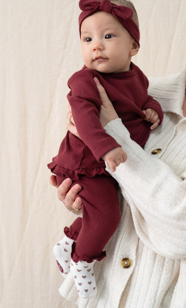 Weiches geripptes Haarband aus hochwertiger Pointelle-Baumwolle – perfekt für zarte Babyhaut. Das klassische Design in Rippenstruktur bietet sanften Halt ohne zu drücken. Ideal für jeden Tag und alle Haartypen. Einfach anzubringen und angenehm zu tragen.