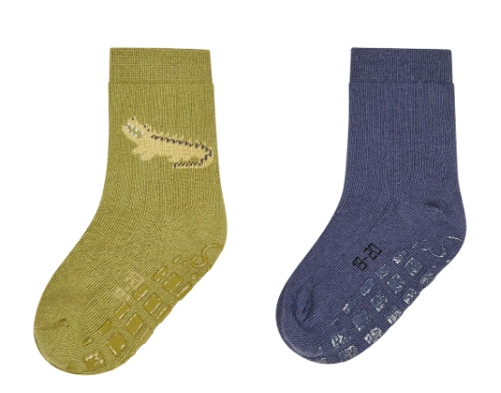 Die ABS Socken DP Krokodil bieten dank weicher Baumwollmischung und atmungsaktivem Material hohen Tragekomfort. Die Anti-Rutsch-Sohle sorgt für sicheren Halt, während das charmante Krokodil-Design für einen verspielten Akzent sorgt. OEKO-TEX zertifiziert und ideal für empfindliche Füße.