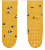 Die ABS Socken DP Rakete im Doppelpack überzeugen mit fröhlichen Raketenmotiven und einer weichen, atmungsaktiven Baumwollmischung. Die rutschfeste Sohle sorgt für sicheren Halt, während das OEKO-TEX Zertifikat schadstofffreie Materialien garantiert. Ideal für Alltag und Spiel, bleiben sie dank Waschbarkeit stets frisch und bequem.