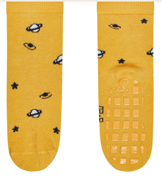 Die ABS Socken DP Rakete im Doppelpack überzeugen mit fröhlichen Raketenmotiven und einer weichen, atmungsaktiven Baumwollmischung. Die rutschfeste Sohle sorgt für sicheren Halt, während das OEKO-TEX Zertifikat schadstofffreie Materialien garantiert. Ideal für Alltag und Spiel, bleiben sie dank Waschbarkeit stets frisch und bequem.