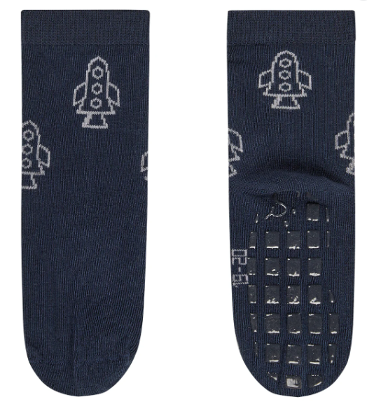 Die ABS Socken DP Rakete im Doppelpack überzeugen mit fröhlichen Raketenmotiven und einer weichen, atmungsaktiven Baumwollmischung. Die rutschfeste Sohle sorgt für sicheren Halt, während das OEKO-TEX Zertifikat schadstofffreie Materialien garantiert. Ideal für Alltag und Spiel, bleiben sie dank Waschbarkeit stets frisch und bequem.