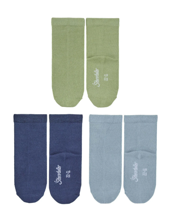 Die unifarbenen Babysocken im 3er-Pack aus atmungsaktiver Viskose (Bambuszellstoff) bieten angenehme Wärme und hohen Tragekomfort. Das weiche Bündchen sitzt sicher ohne Druckstellen, während flache Nähte an Ferse und Zehen Bewegungsfreiheit beim Spielen gewährleisten. Ideal für vielseitige Kombinationen im Kinderkleiderschrank.