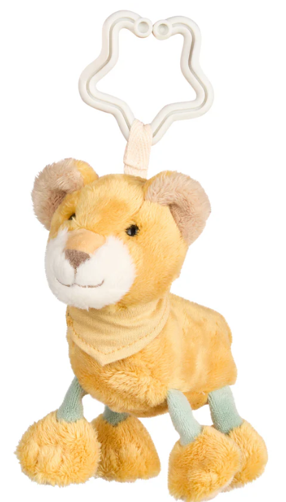Der Spielzeuganhänger Löwe Leo ist weich und kuschelig, ideal für Babys. Er lässt sich dank C-Ring leicht am Kinderwagen oder Bett befestigen. Die integrierte Rassel regt das Gehör an, während die beweglichen Beine die Motorik fördern. Einfach waschbar für hygienischen Gebrauch.