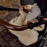 Diese weiche Kuscheldecke aus 100% Merinowolle bietet angenehme Wärme und ist dank Teddystoff besonders gemütlich. Mit der Größe von 75×95 cm eignet sie sich ideal für Zuhause, unterwegs und den Kinderwagen. Hautfreundlich und vielseitig einsetzbar.