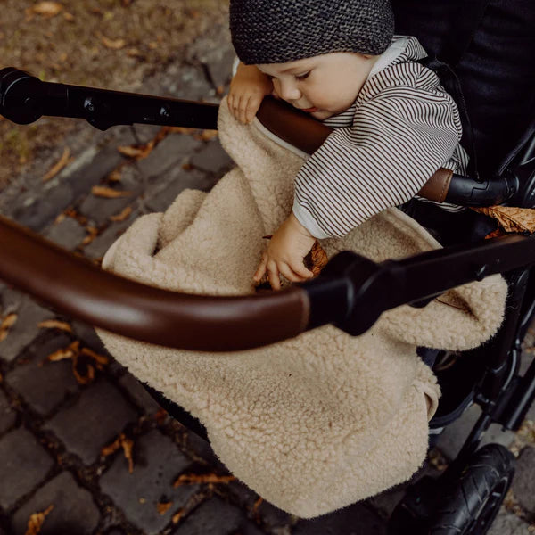 Diese weiche Kuscheldecke aus 100% Merinowolle bietet angenehme Wärme und ist dank Teddystoff besonders gemütlich. Mit der Größe von 75×95 cm eignet sie sich ideal für Zuhause, unterwegs und den Kinderwagen. Hautfreundlich und vielseitig einsetzbar.