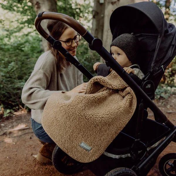 Diese weiche Kuscheldecke aus 100% Merinowolle bietet angenehme Wärme und ist dank Teddystoff besonders gemütlich. Mit der Größe von 75×95 cm eignet sie sich ideal für Zuhause, unterwegs und den Kinderwagen. Hautfreundlich und vielseitig einsetzbar.