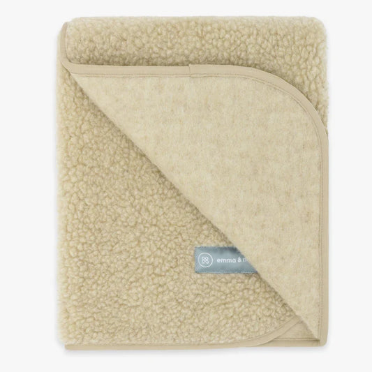 Diese weiche Kuscheldecke aus 100% Merinowolle bietet angenehme Wärme und ist dank Teddystoff besonders gemütlich. Mit der Größe von 75×95 cm eignet sie sich ideal für Zuhause, unterwegs und den Kinderwagen. Hautfreundlich und vielseitig einsetzbar.