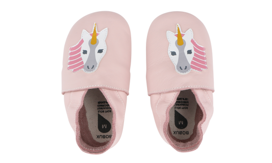 Beschreibung

Die Bobux Soft Soles sind Krabbel- und Hausschuhe für Babys bis hin zum Kleinkindalter und unterstützen Kinderfüße in ihrem natürlichen Wachstum, ohne einzuengen. Das extra weiche und biegsame Leder passt sich optimal an den Fuß an und lässt ihn atmen. Perfekt für Zuhause oder im Kindergarten, als Krabbel-, Haus- oder Gymnastikschuh.

Info

Falls die gewünschte Größe momentan online nicht vorrätig ist, senden Sie bitte eine kurze Nachricht an&nbsp;shop@dies-das.com. Wir prüfen gerne die Verfüg