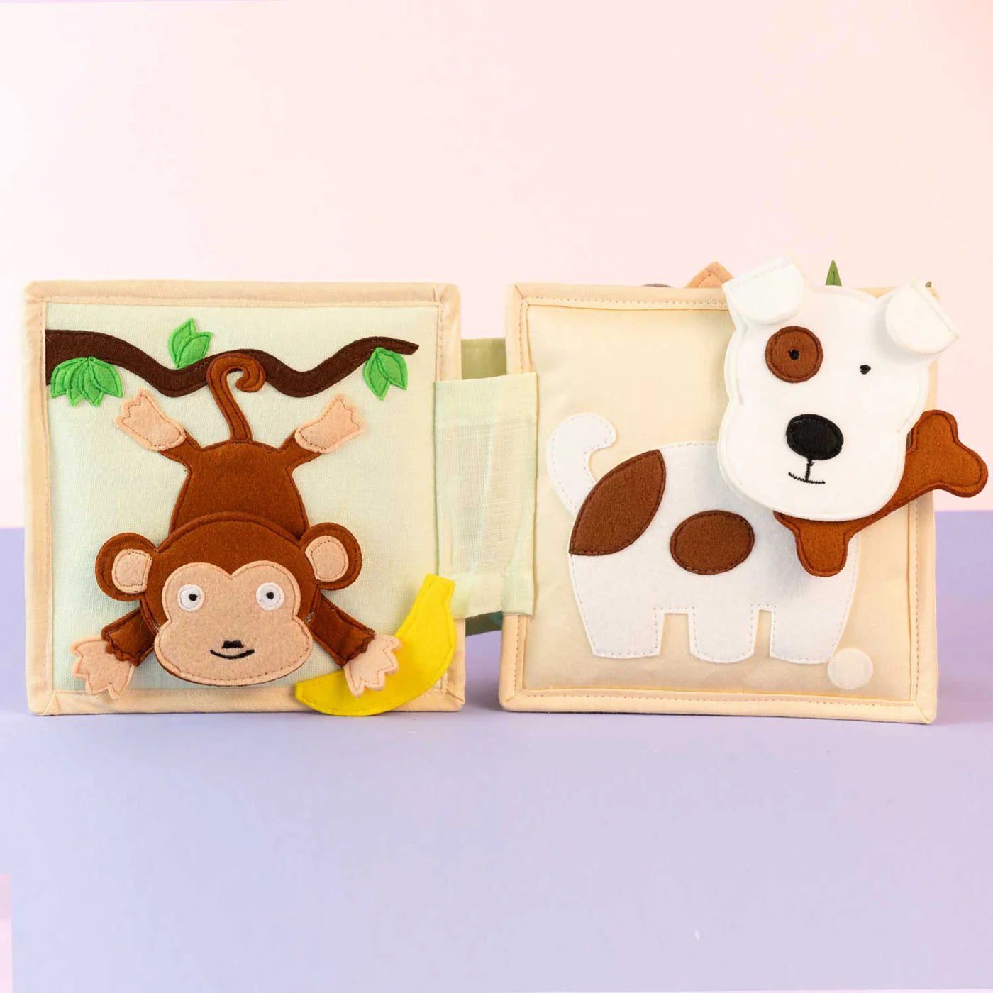 Das Mini Quiet Book „Tierfreunde" von Jolly Design nimmt Kinder mit auf eine bunte Entdeckungsreise durch die Tierwelt. Mit interaktiven Elementen wie Fingerpuppen, Steck- und Ziehspielen füttern und erforschen sie Igel, Affen, Katzen, Mäuse und weitere Tierfreunde. Spielerisch fördern die liebevoll gestalteten Seiten Feinmotorik, logisches Denken, Sprachentwicklung und kreative Fantasie. Ab 12 Monaten geeignet.&nbsp;