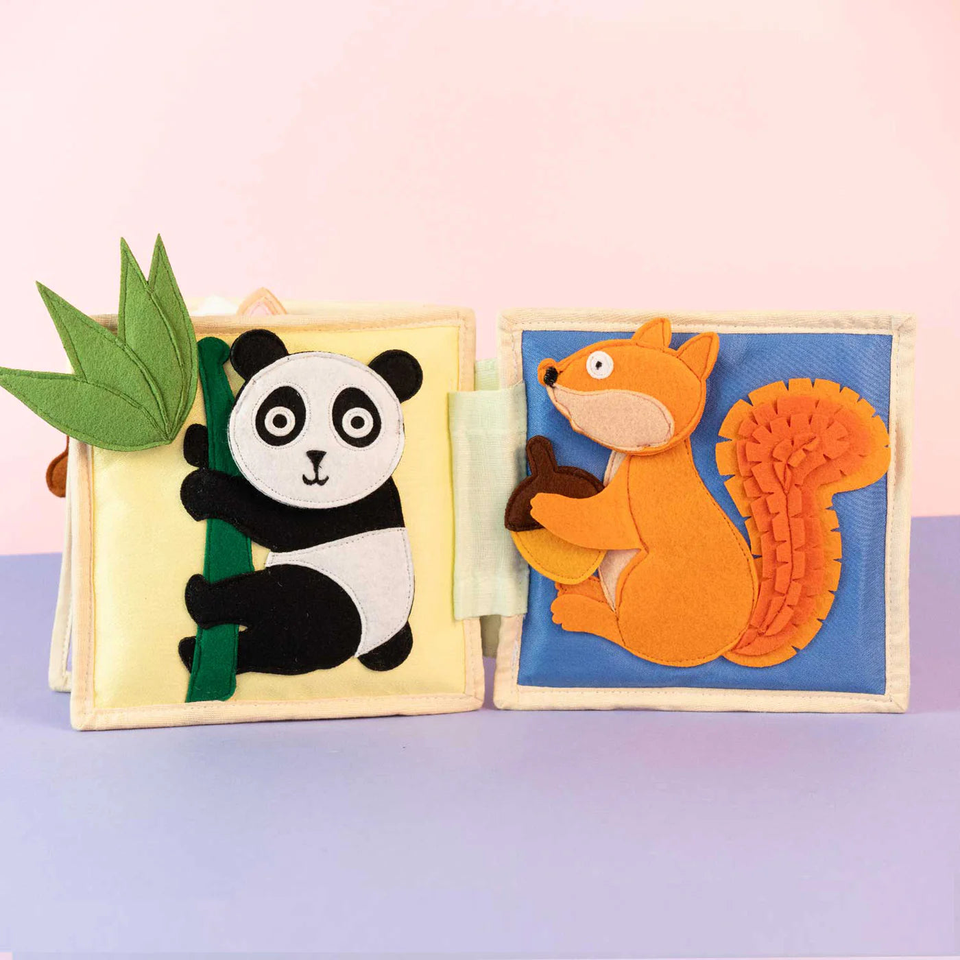 Das Mini Quiet Book „Tierfreunde" von Jolly Design nimmt Kinder mit auf eine bunte Entdeckungsreise durch die Tierwelt. Mit interaktiven Elementen wie Fingerpuppen, Steck- und Ziehspielen füttern und erforschen sie Igel, Affen, Katzen, Mäuse und weitere Tierfreunde. Spielerisch fördern die liebevoll gestalteten Seiten Feinmotorik, logisches Denken, Sprachentwicklung und kreative Fantasie. Ab 12 Monaten geeignet.&nbsp;