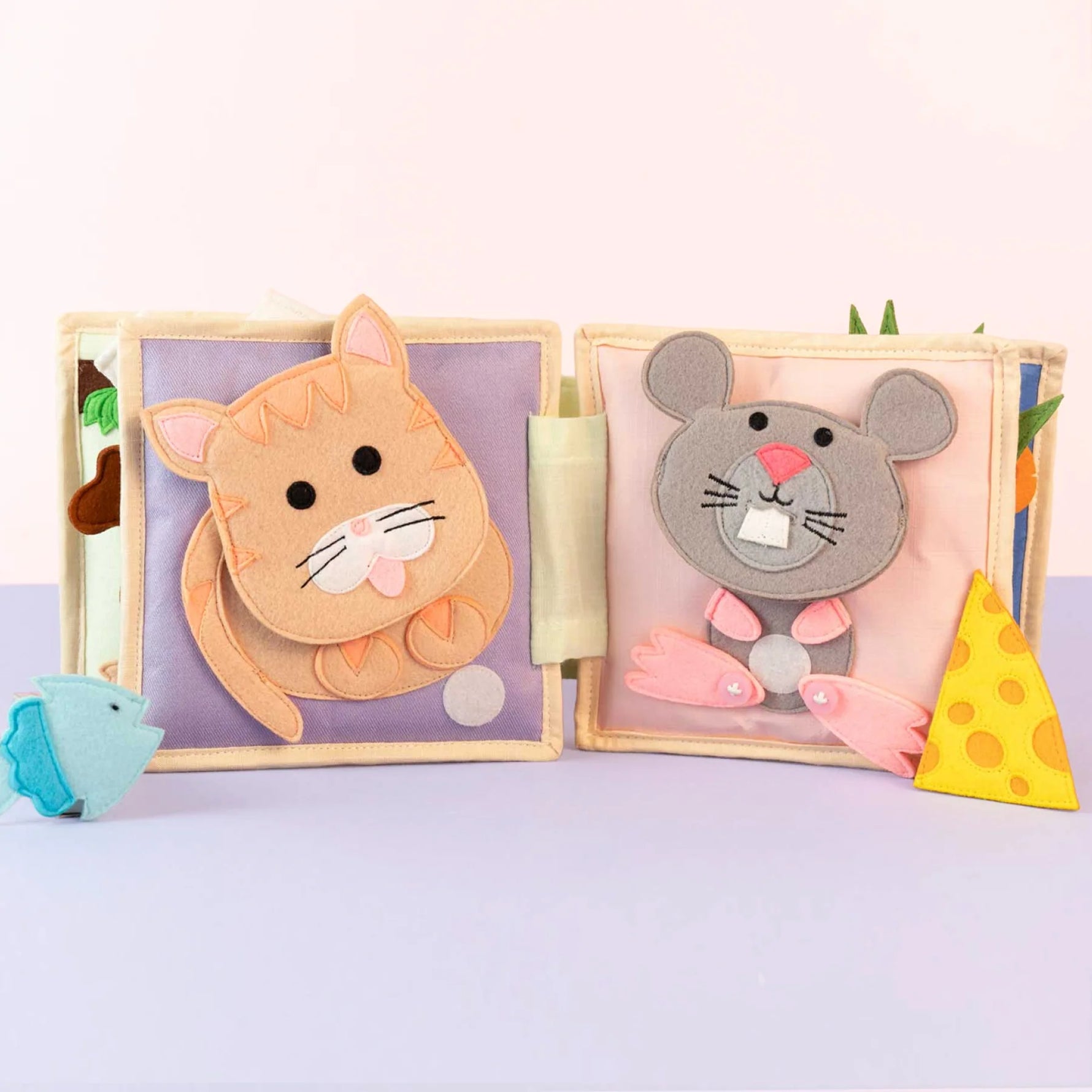 Das Mini Quiet Book „Tierfreunde" von Jolly Design nimmt Kinder mit auf eine bunte Entdeckungsreise durch die Tierwelt. Mit interaktiven Elementen wie Fingerpuppen, Steck- und Ziehspielen füttern und erforschen sie Igel, Affen, Katzen, Mäuse und weitere Tierfreunde. Spielerisch fördern die liebevoll gestalteten Seiten Feinmotorik, logisches Denken, Sprachentwicklung und kreative Fantasie. Ab 12 Monaten geeignet.&nbsp;