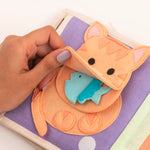 Das Mini Quiet Book „Tierfreunde" von Jolly Design nimmt Kinder mit auf eine bunte Entdeckungsreise durch die Tierwelt. Mit interaktiven Elementen wie Fingerpuppen, Steck- und Ziehspielen füttern und erforschen sie Igel, Affen, Katzen, Mäuse und weitere Tierfreunde. Spielerisch fördern die liebevoll gestalteten Seiten Feinmotorik, logisches Denken, Sprachentwicklung und kreative Fantasie. Ab 12 Monaten geeignet.&nbsp;
