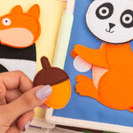 Das Mini Quiet Book „Tierfreunde" von Jolly Design nimmt Kinder mit auf eine bunte Entdeckungsreise durch die Tierwelt. Mit interaktiven Elementen wie Fingerpuppen, Steck- und Ziehspielen füttern und erforschen sie Igel, Affen, Katzen, Mäuse und weitere Tierfreunde. Spielerisch fördern die liebevoll gestalteten Seiten Feinmotorik, logisches Denken, Sprachentwicklung und kreative Fantasie. Ab 12 Monaten geeignet.&nbsp;