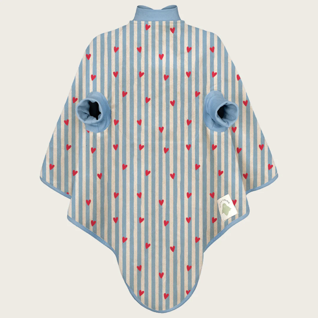 Beschreibung

Das Lätzchen „Boo“ hält Kinder trocken – dank wasserfestem Brustbereich und weichem Frottee. Es bietet viel Bewegungsfreiheit, wächst mit von 6 Monaten bis 4 Jahren und spart Eltern Zeit beim Waschen. Aus 100 % OEKO-Tex Baumwolle, pflegeleicht und frei von Schadstoffen. Ein praktischer und nachhaltiger Begleiter für kleine Abenteurer!

Qualität, die man spürt

Jede Naht ist durchdacht: Nichts drückt, keine harten Kanten.
Umkrempelbare Säume an den Ärmellöchern verhindern Kleckern nach innen.
R