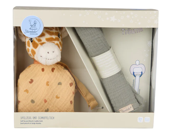 Das Träumli-Set Giraffe Kaya enthält ein weiches Schmusetuch mit Schnullerband und ein Musselintuch. Das Schnullerband passt für alle Schnuller und hält sie griffbereit. Das Set kommt in einer schönen Geschenkverpackung und ist ideal zur Geburt. Alle Teile sind waschbar.