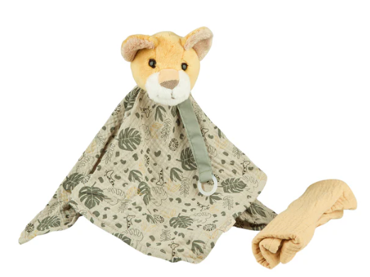 Das Träumli-Set Löwe Leo enthält ein weiches Schmusetuch mit integriertem Schnullerband und ein leichtes Musselintuch. Beide sind aus atmungsaktiven Materialien gefertigt und bieten Komfort für Neugeborene. Das Set hält den Schnuller sicher griffbereit und ist ideal zum Kuscheln oder als Spucktuch.