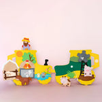 Auf unserem großen, gelben Travel Buddy Traktor gibt es viel zu tun und einiges zu entdecken. Mit dem lustigen Bauern und seinen niedlichen Tieren können unterschiedliche Fähigkeiten ausgebaut werden. Dieser Travel Buddy macht Freude und ist ein pädagogisch wertvolles Spielzeug.
