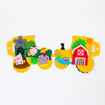 Auf unserem großen, gelben Travel Buddy Traktor gibt es viel zu tun und einiges zu entdecken. Mit dem lustigen Bauern und seinen niedlichen Tieren können unterschiedliche Fähigkeiten ausgebaut werden. Dieser Travel Buddy macht Freude und ist ein pädagogisch wertvolles Spielzeug.
