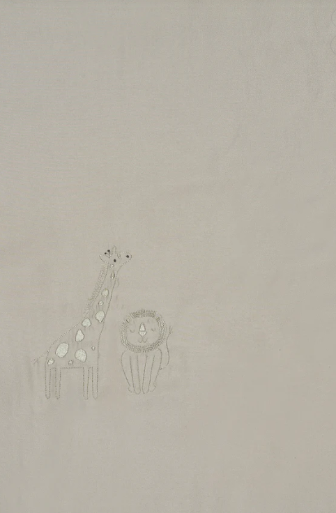 Die Babydecke Safari bietet UV-Schutz 50+ und schützt empfindliche Babyhaut vor Sonne und Kälte. Das leichte, atmungsaktive Hydrocool-Material sorgt für angenehmen Tragekomfort. Beidseitig nutzbar mit unterschiedlichen Designs, ideal für warme Tage und leicht zu reinigen.