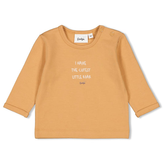 Beschreibung

Dieses langärmlige Shirt von Feetje überzeugt mit einem auffälligen Spruch, der jedem Outfit eine individuelle Note verleiht. Hergestellt aus weichem, hautfreundlichem Material bietet es angenehmen Tragekomfort und optimale Bewegungsfreiheit. Ideal für kühle Tage oder als stylisches Layering-Teil, verbindet es Funktionalität mit modischem Ausdruck. Mit dem „Tiny Roar“-Design setzen Sie ein selbstbewusstes Statement, das sowohl Kinder als auch Eltern begeistert. Ein vielseitiges Kleidungsstück,