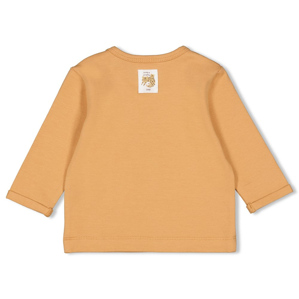 Beschreibung

Dieses langärmlige Shirt von Feetje überzeugt mit einem auffälligen Spruch, der jedem Outfit eine individuelle Note verleiht. Hergestellt aus weichem, hautfreundlichem Material bietet es angenehmen Tragekomfort und optimale Bewegungsfreiheit. Ideal für kühle Tage oder als stylisches Layering-Teil, verbindet es Funktionalität mit modischem Ausdruck. Mit dem „Tiny Roar“-Design setzen Sie ein selbstbewusstes Statement, das sowohl Kinder als auch Eltern begeistert. Ein vielseitiges Kleidungsstück,