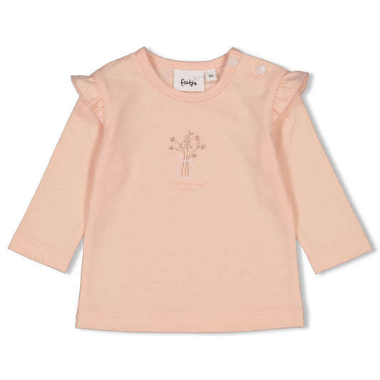 rosa Langarmshirt mit kleinem Blumenaufdruck vorne und Rüschen am Ärmelansatz