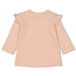 rosa Langarmshirt mit kleinem Blumenaufdruck vorne und Rüschen am Ärmelansatz