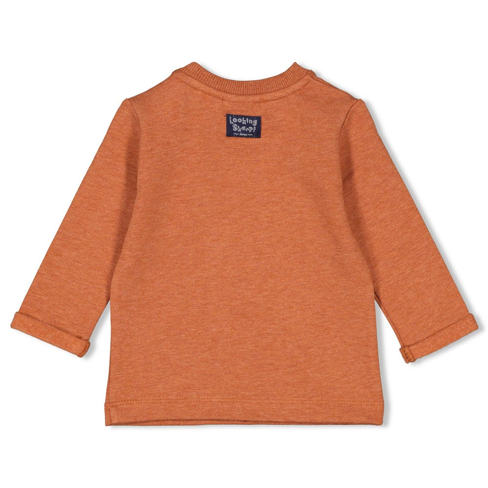 Beschreibung

Dieses langärmlige Shirt von Feetje überzeugt mit einem charmanten Wal-Motiv, das jedem Outfit eine verspielte Note verleiht. Der bequeme Schnitt sorgt für angenehmen Tragekomfort, ideal für aktive Tage. Perfekt, um stilvoll und zugleich lässig aufzutreten.