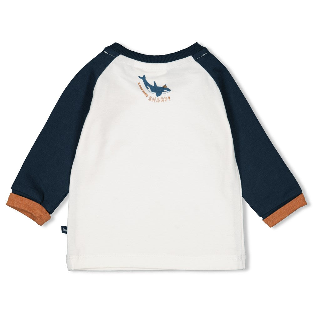 Beschreibung

Dieses weiße Langarmshirt von Feetje besticht durch kontrastreiche dunkelblaue Ärmel, die einen modernen Look schaffen. Der weiche Stoff bietet hohen Tragekomfort und macht es zum idealen Begleiter für Alltag und Freizeit. Setzen Sie auf Stil und Bequemlichkeit in einem.