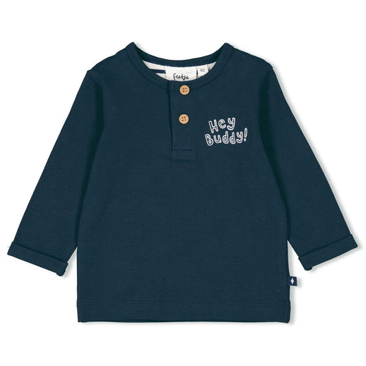 Beschreibung

Dieses dunkelblaue Langarmshirt von Feetje mit praktischer Knopfleiste und dem lässigen „Hey Buddy“-Print verbindet Komfort mit einem coolen Statement. Der weiche Stoff sorgt für angenehmes Tragegefühl, während das Design jedem Outfit eine freundliche und moderne Note verleiht. Ideal für entspannte Tage mit Stil.