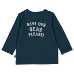 Beschreibung

Dieses dunkelblaue Langarmshirt von Feetje mit praktischer Knopfleiste und dem lässigen „Hey Buddy“-Print verbindet Komfort mit einem coolen Statement. Der weiche Stoff sorgt für angenehmes Tragegefühl, während das Design jedem Outfit eine freundliche und moderne Note verleiht. Ideal für entspannte Tage mit Stil.