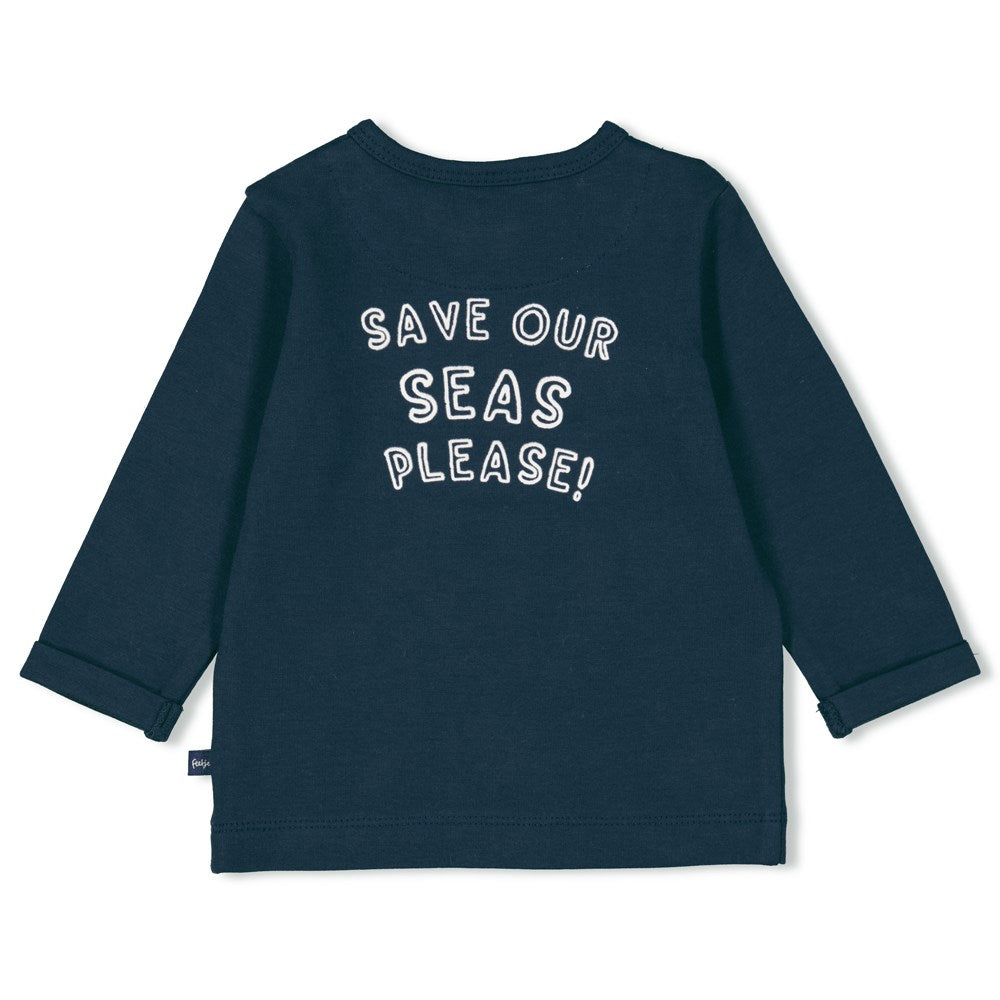 Beschreibung

Dieses dunkelblaue Langarmshirt von Feetje mit praktischer Knopfleiste und dem lässigen „Hey Buddy“-Print verbindet Komfort mit einem coolen Statement. Der weiche Stoff sorgt für angenehmes Tragegefühl, während das Design jedem Outfit eine freundliche und moderne Note verleiht. Ideal für entspannte Tage mit Stil.