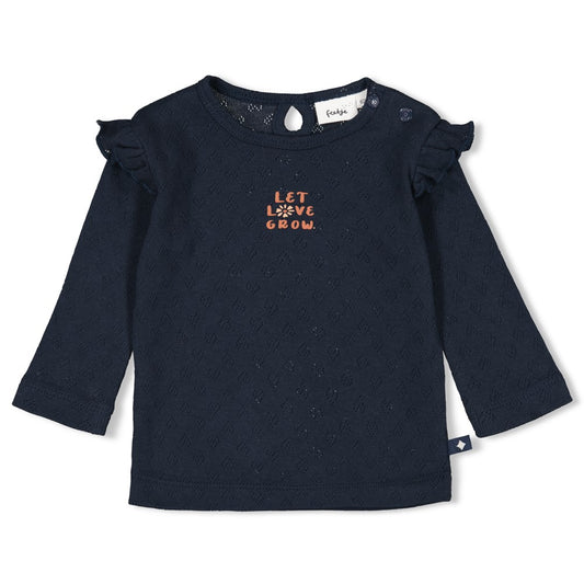 Beschreibung

Dieses dunkelblaue Langarmshirt von Feetje trägt den inspirierenden Spruch „Let Love Grow“ und verbindet stilvolles Design mit einer positive Botschaft. Es bietet angenehmen Tragekomfort und ist ideal für alle, die Mode mit Bedeutung schätzen. Perfekt, um Ihren Look mit einem Statement zu ergänzen und gleichzeitig Wärme und Stil zu genießen.