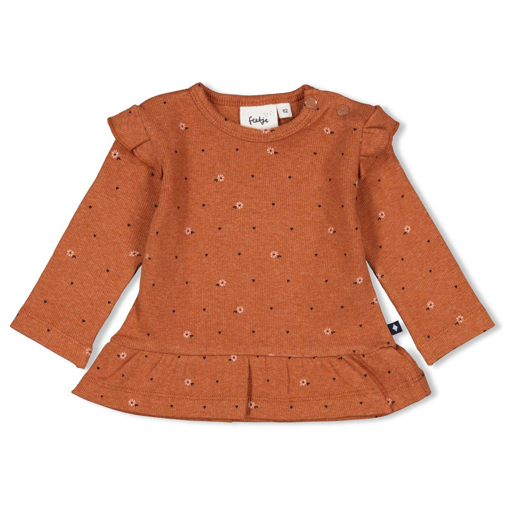 Beschreibung

Dieses langärmlige Shirt von Feetje in Haselnuss/Mélange besticht durch zarte Rüschen, die dem Look eine verspielte und feminine Note verleihen. Die weiche Qualität sorgt für angenehmen Tragekomfort, während die dezente Farbgebung vielseitig kombinierbar ist. Ein stilvolles Basic, das jedem Outfit eine elegante Raffinesse verleiht.