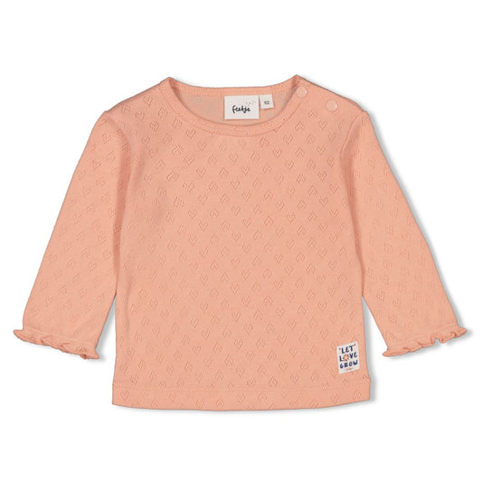 Beschreibung

Dieses rosa Langarmshirt mit liebevollen Herzmotiven bringt verspielte Romantik in Ihre Garderobe. Hergestellt aus weichem, angenehmem Material, bietet es hohen Tragekomfort für den ganzen Tag. Die zarten Herzen verleihen dem Shirt einen charmanten Look, der sich perfekt für entspannte Freizeitoutfits oder besondere Anlässe eignet. Kombinieren Sie es mühelos mit Jeans oder Röcken und setzen Sie ein modisches Statement.