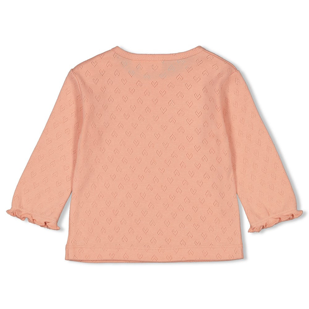Beschreibung

Dieses rosa Langarmshirt mit liebevollen Herzmotiven bringt verspielte Romantik in Ihre Garderobe. Hergestellt aus weichem, angenehmem Material, bietet es hohen Tragekomfort für den ganzen Tag. Die zarten Herzen verleihen dem Shirt einen charmanten Look, der sich perfekt für entspannte Freizeitoutfits oder besondere Anlässe eignet. Kombinieren Sie es mühelos mit Jeans oder Röcken und setzen Sie ein modisches Statement.