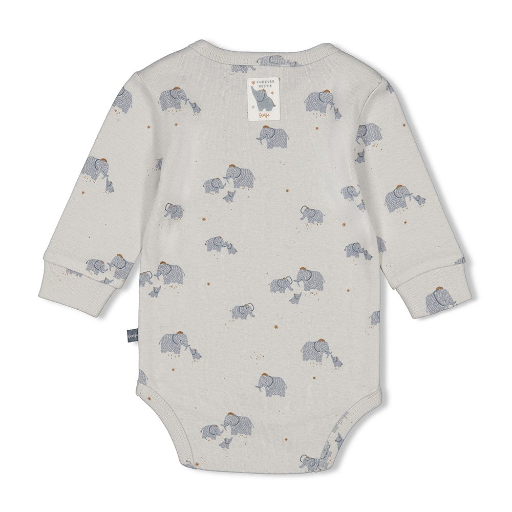 Mach' dein Baby zum Bestie mit dem langärmeligen Body aus der Feetje Newborn Kollektion. Ein Must-Have für coole Kids in ihrer ersten Garderobe. Mit stylischem Body-Print und Knopfleiste für einfaches An- und Ausziehen. Dein Baby wird sich in diesem Shirt pudelwohl fühlen.&nbsp;