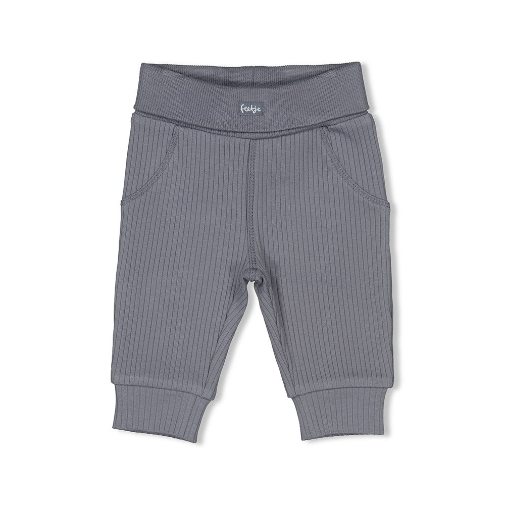 Babys erste Hose, aus der bezaubernden New Born Kollektion "Forever Bestie" von Feetje. In dieser gerippten Hose wird sich dein kleiner Schatz pudelwohl fühlen, dank des weichen Materials und des elastischen Bunds. Forever Besties? - Forever in style!
