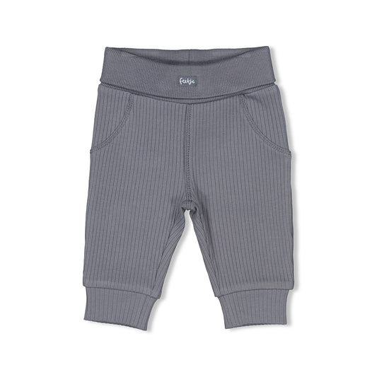 Babys erste Hose, aus der bezaubernden New Born Kollektion "Forever Bestie" von Feetje. In dieser gerippten Hose wird sich dein kleiner Schatz pudelwohl fühlen, dank des weichen Materials und des elastischen Bunds. Forever Besties? - Forever in style!