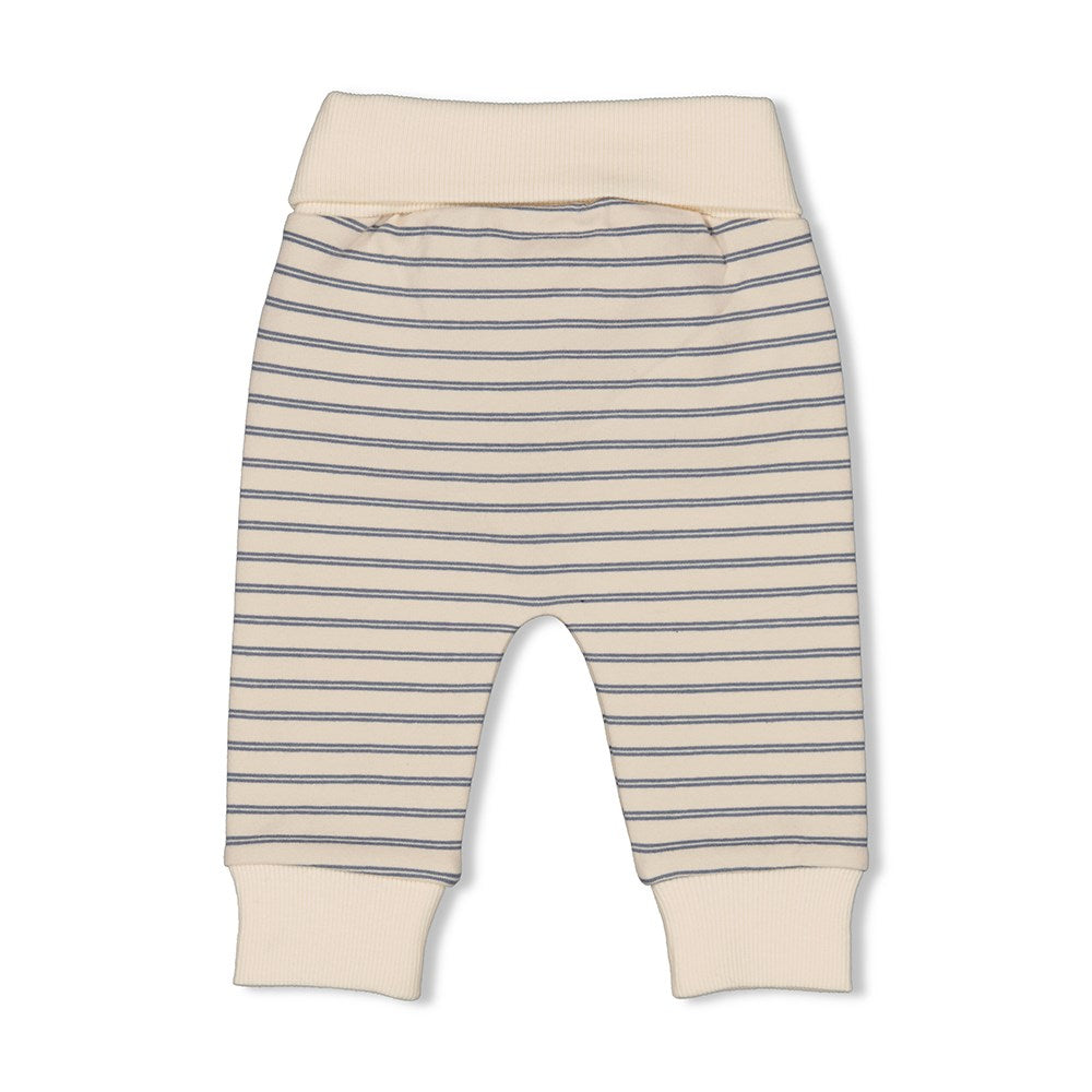 Die perfekte Hose für die Kleinen aus der Forever Bestie Newbornkollektion von Feetje. Mit Ringel-Design und extra viel Komfort, damit dein Bestie immer glücklich ist. Ein absolutes Must-Have für die perfekte Freundschaft!