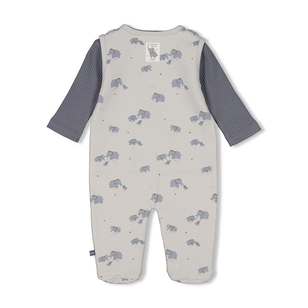 Unser 2-teiliger Strampler aus der Feetje Newborn Kollektion ist perfekt für deinen kleinen Bestie! Mit süßen Prints und weichem Stoff ist er der beste Begleiter für viele Abenteuer. Mach deiner Bestie ein unvergessliches Geschenk mit unserem Forever Bestie Strampler!