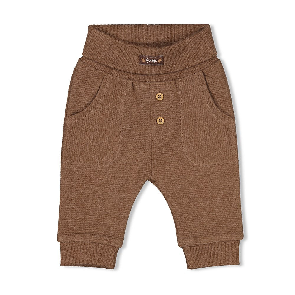 Diese gerippte Hose&nbsp;aus der Herbstkollektion Acorn von Feetje bietet besten Tragekomfort und sorgt für ein warmes und sehr stylisches Herbstoutfits.
