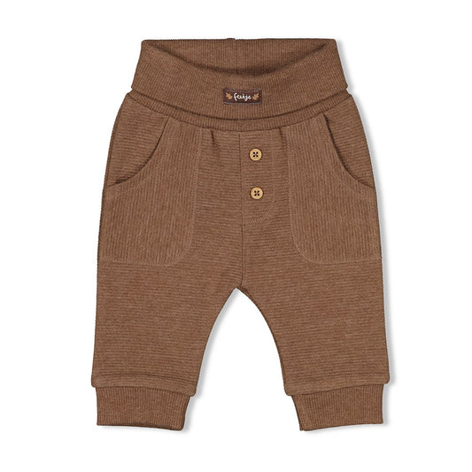 Diese gerippte Hose&nbsp;aus der Herbstkollektion Acorn von Feetje bietet besten Tragekomfort und sorgt für ein warmes und sehr stylisches Herbstoutfits.